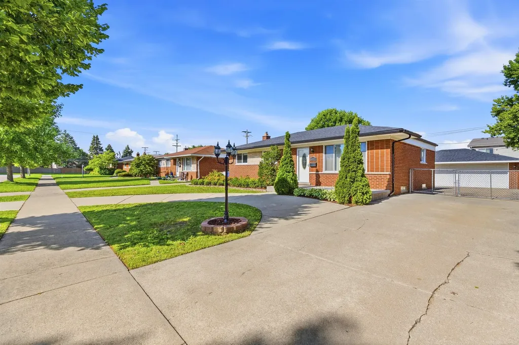 30121 Gloede Drive Warren City MI 48088