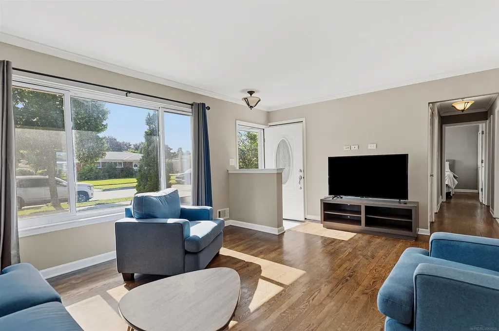 30121 Gloede Drive Warren City MI 48088