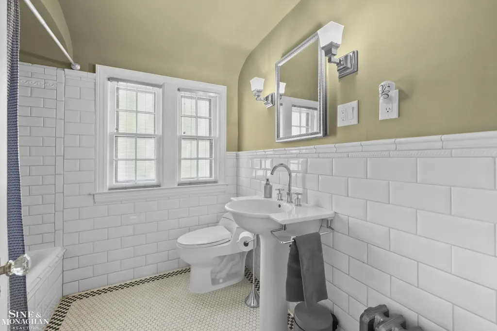 245 Ridgemont Road Grosse Pointe Farms City MI 48236