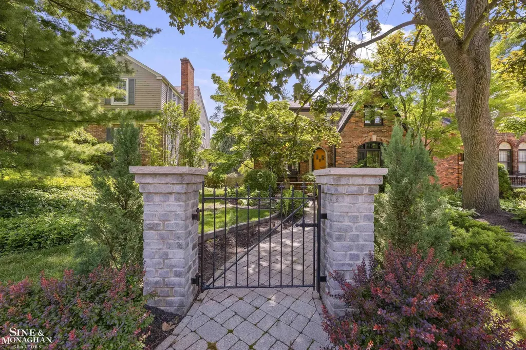 245 Ridgemont Road Grosse Pointe Farms City MI 48236