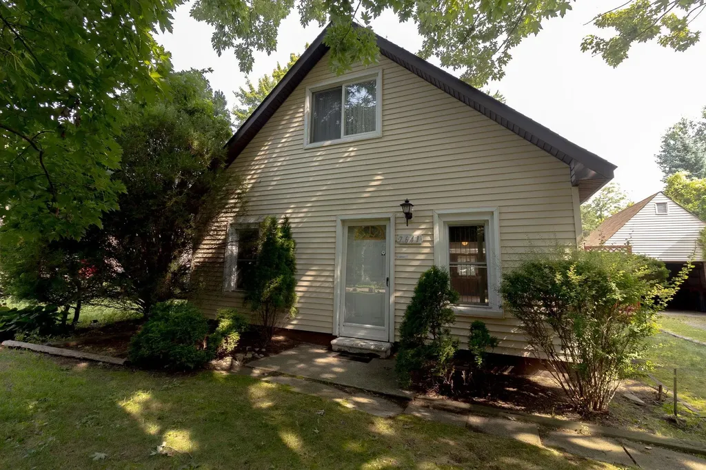 7641 Lindrath Avenue Washington Township MI 48094