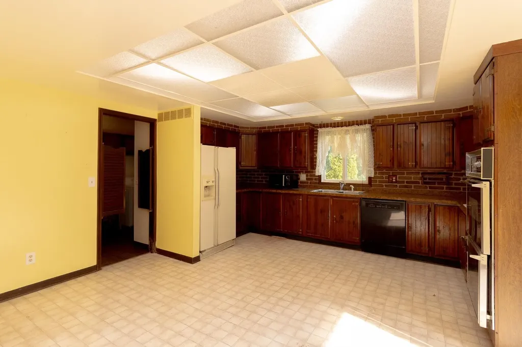 7641 Lindrath Avenue Washington Township MI 48094