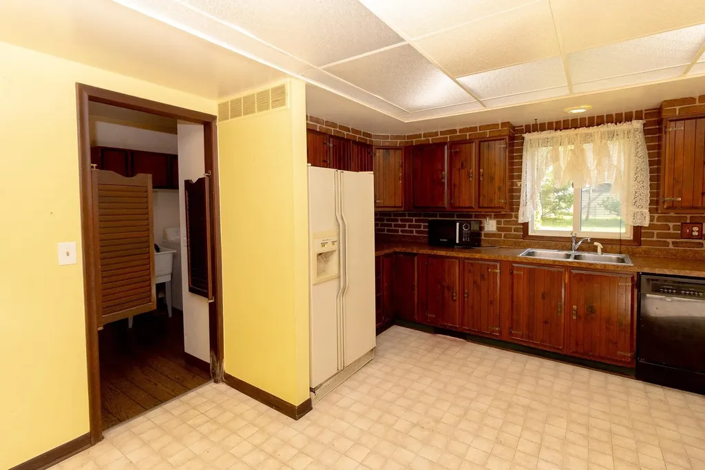 7641 Lindrath Avenue Washington Township MI 48094