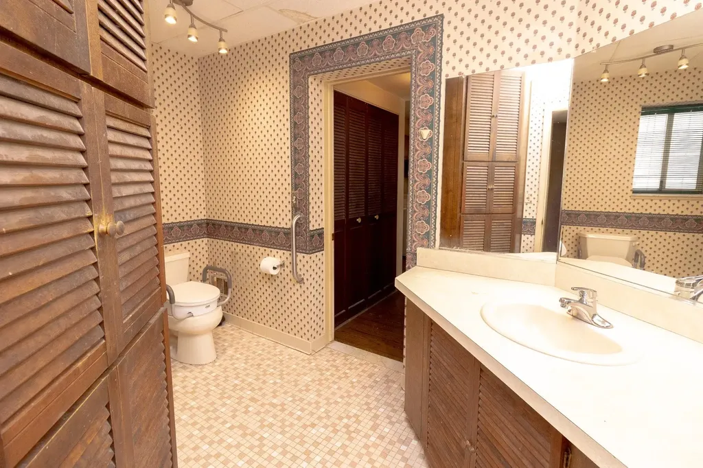 7641 Lindrath Avenue Washington Township MI 48094
