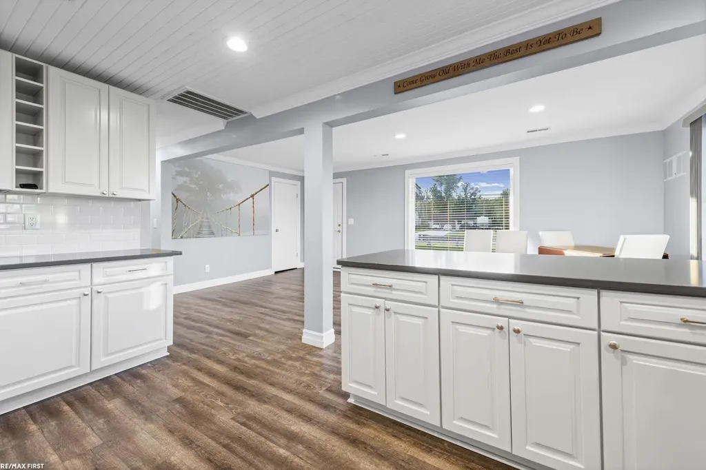 48650 Jefferson Avenue Chesterfield Township MI 48047
