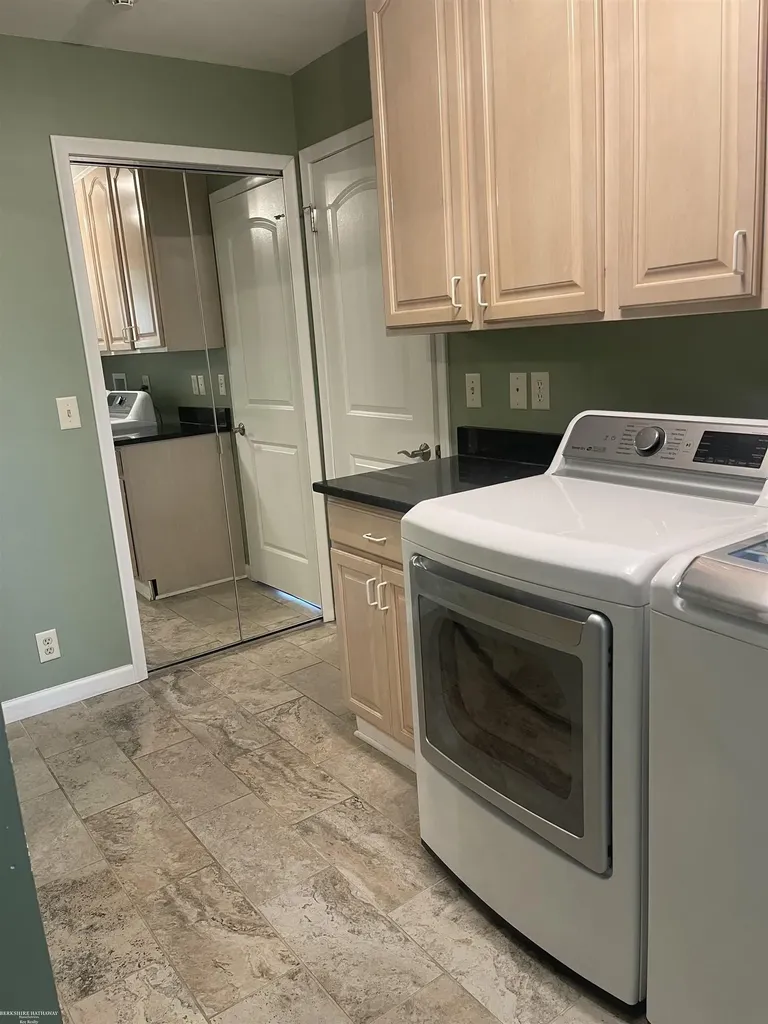 32044 Vegas Drive Warren City MI 48093