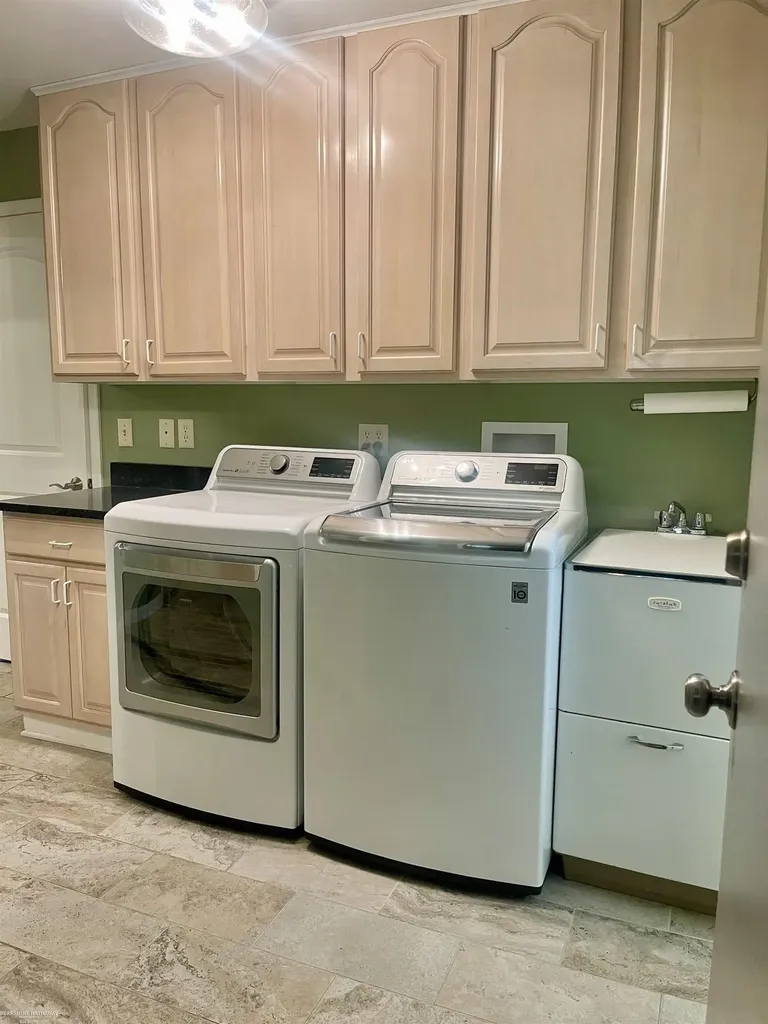 32044 Vegas Drive Warren City MI 48093