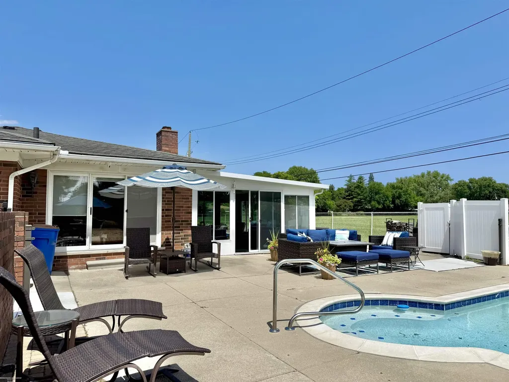 32044 Vegas Drive Warren City MI 48093