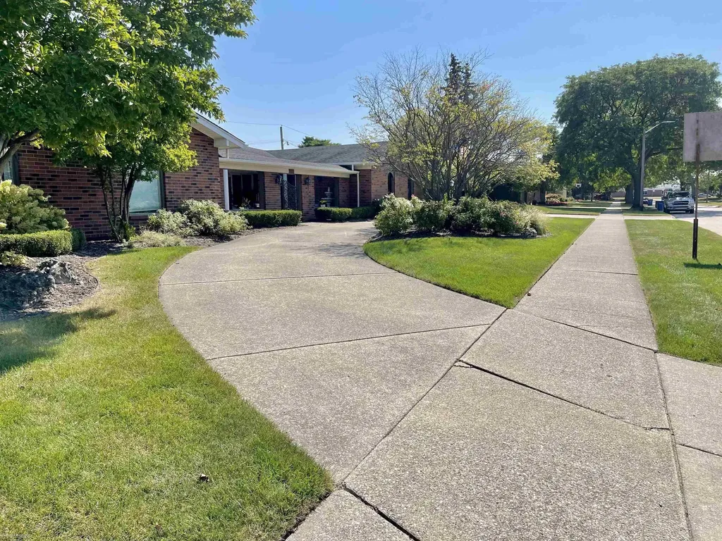 32044 Vegas Drive Warren City MI 48093
