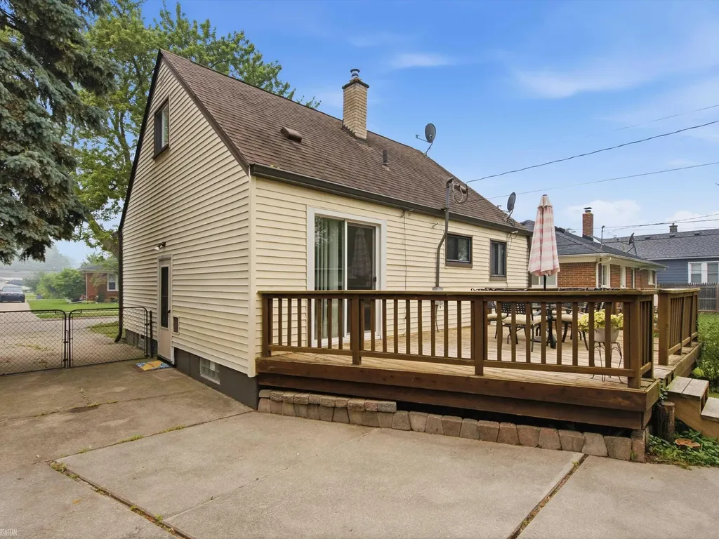 23801 Beverly Street St. Clair Shores City MI 48082