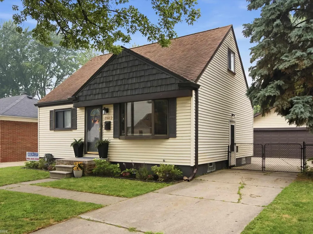 23801 Beverly Street St. Clair Shores City MI 48082