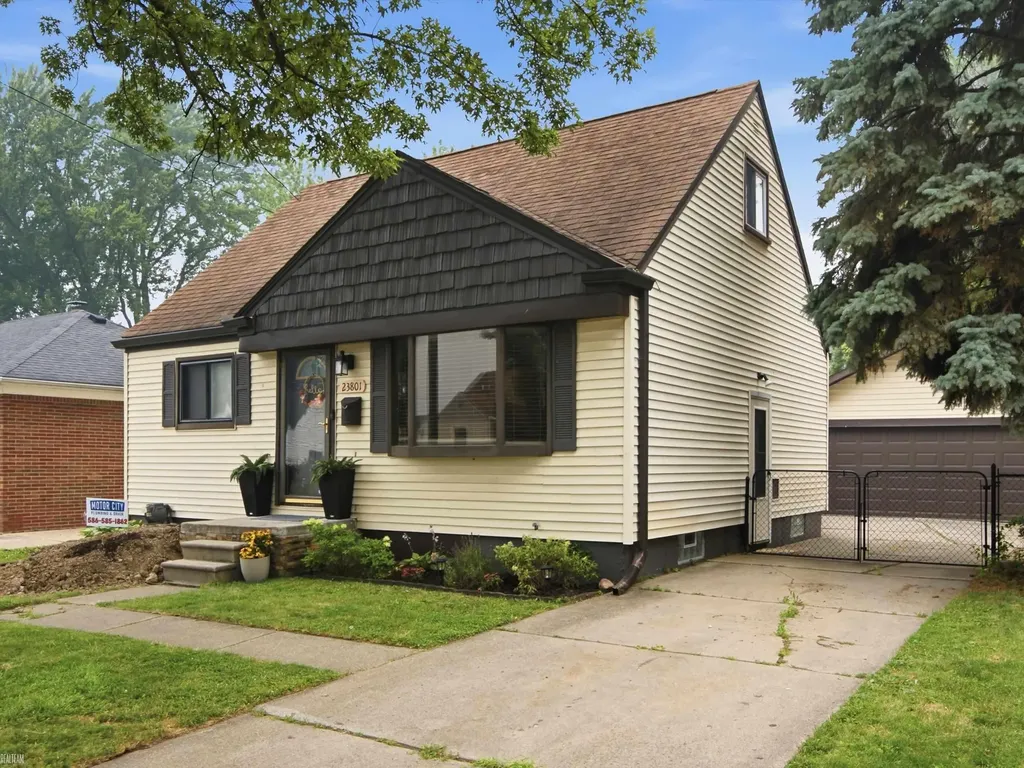 23801 Beverly Street St. Clair Shores City MI 48082