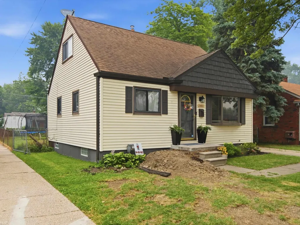 23801 Beverly Street St. Clair Shores City MI 48082