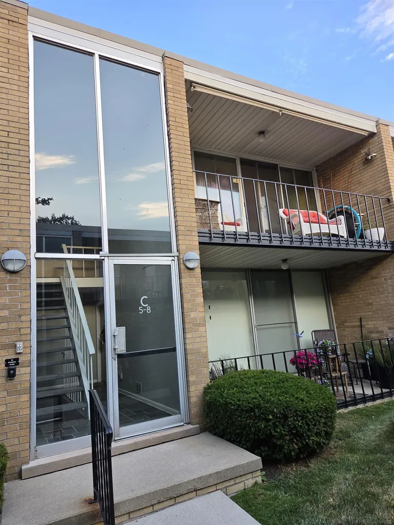 28111 Jefferson Avenue St. Clair Shores City MI 48081