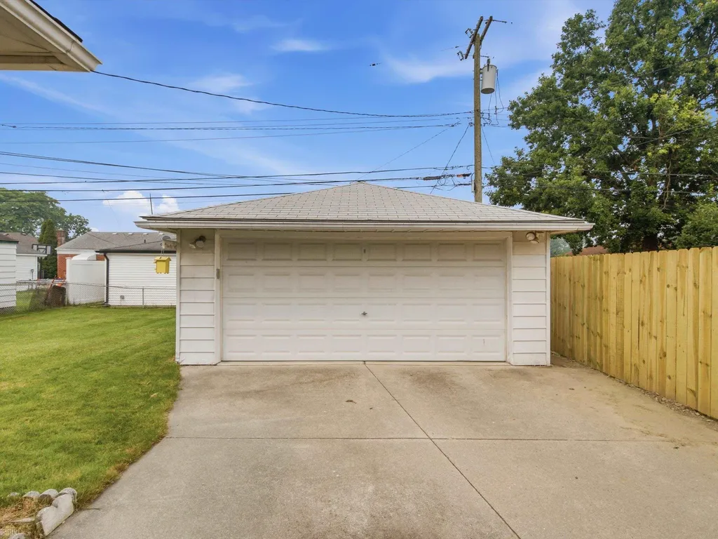28611 Groveland Street Roseville City MI 48066