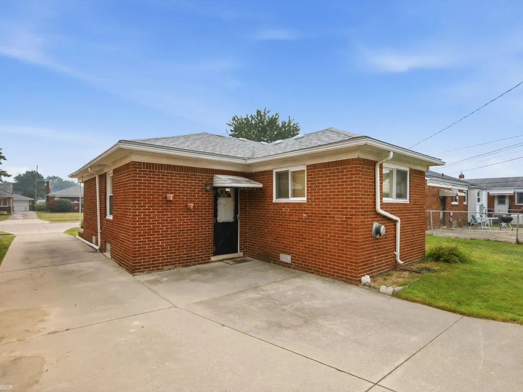 28611 Groveland Street Roseville City MI 48066