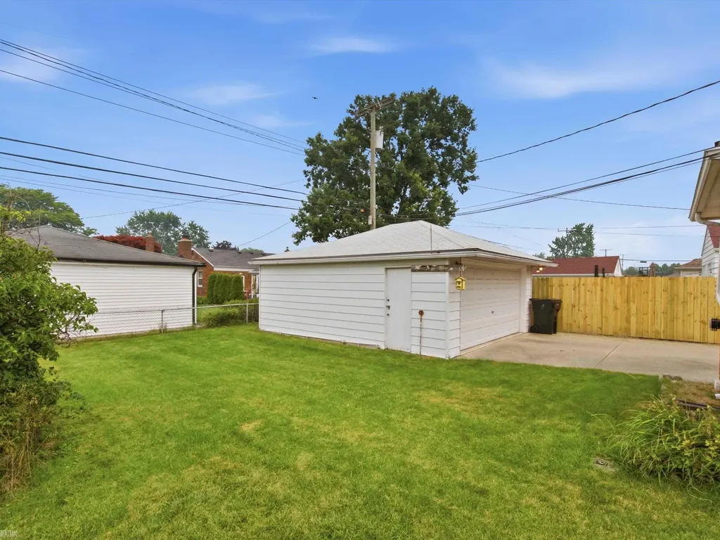 28611 Groveland Street Roseville City MI 48066