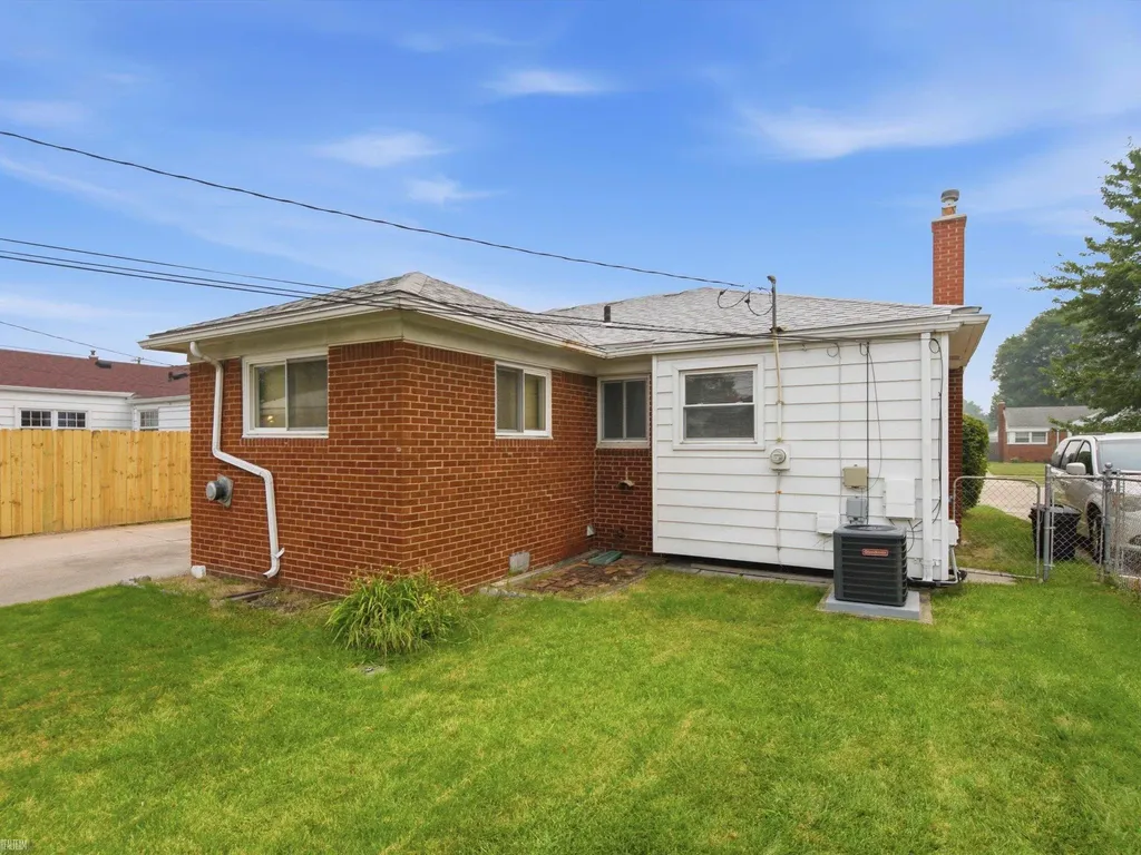 28611 Groveland Street Roseville City MI 48066