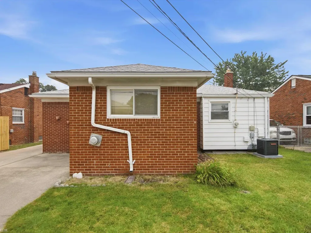 28611 Groveland Street Roseville City MI 48066