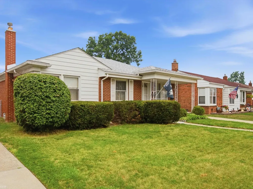 28611 Groveland Street Roseville City MI 48066