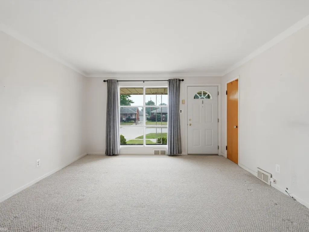 28611 Groveland Street Roseville City MI 48066