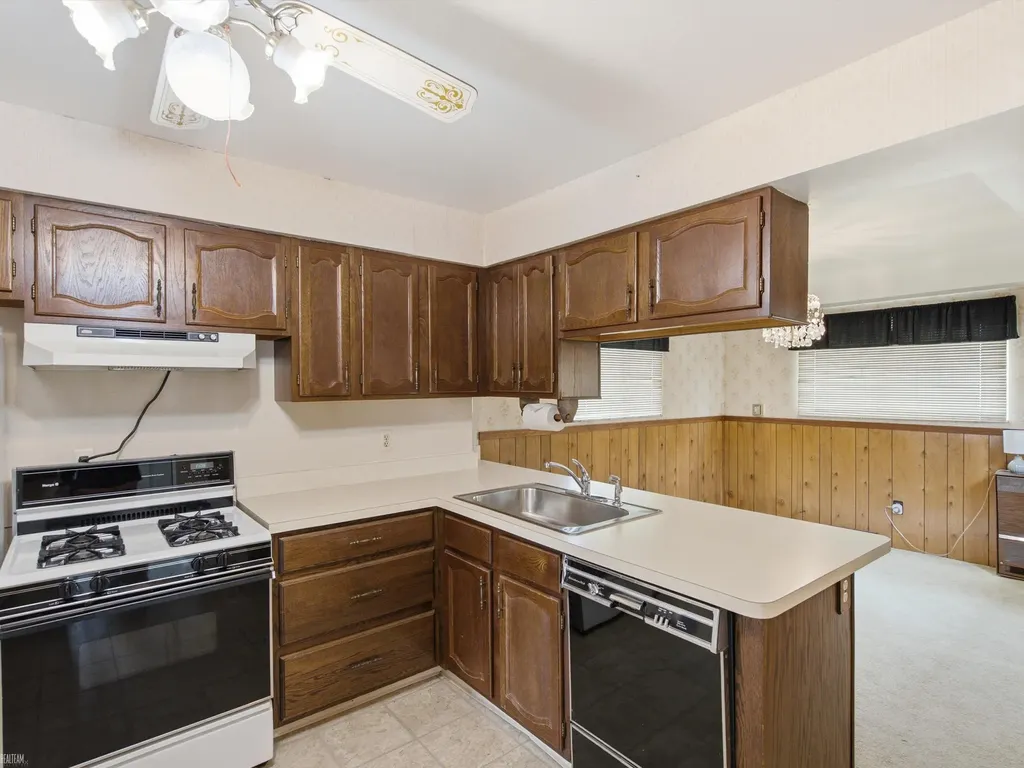 28611 Groveland Street Roseville City MI 48066