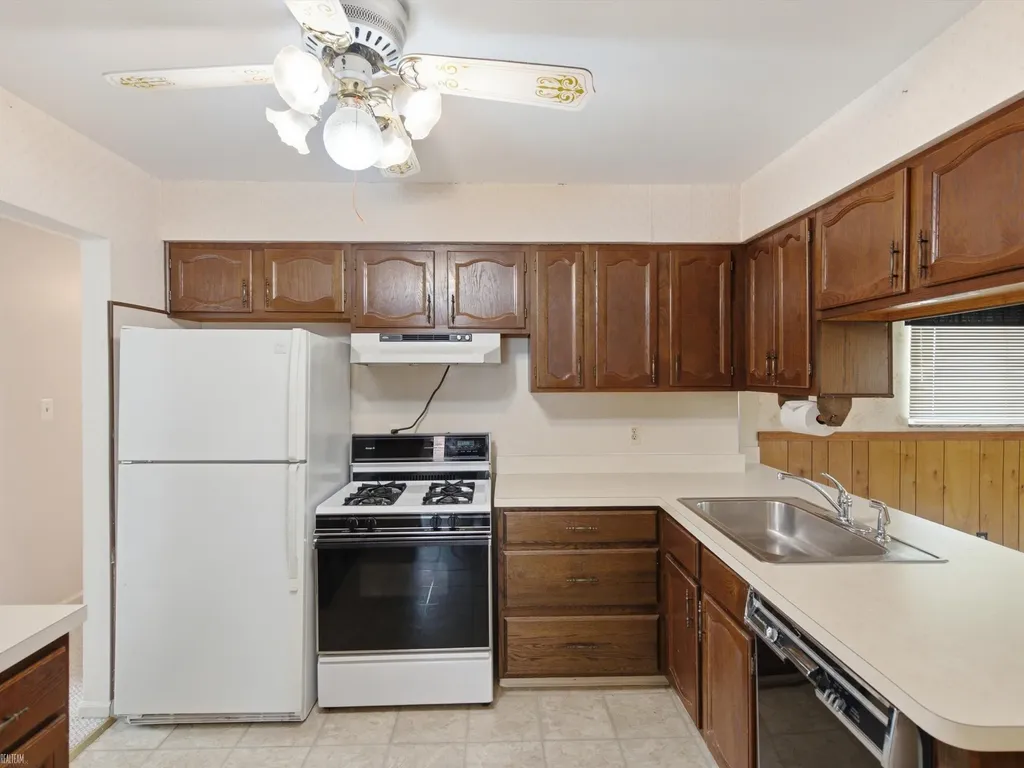 28611 Groveland Street Roseville City MI 48066