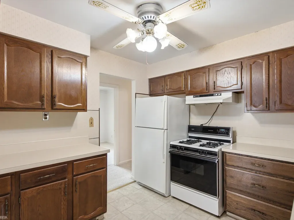 28611 Groveland Street Roseville City MI 48066