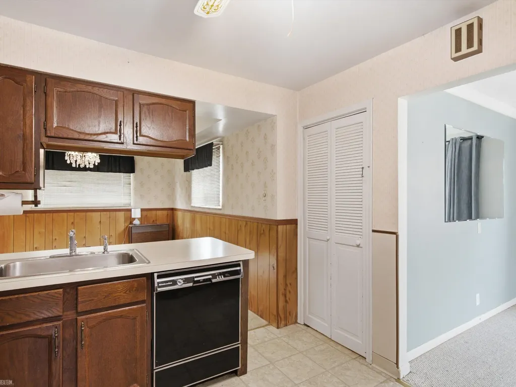 28611 Groveland Street Roseville City MI 48066