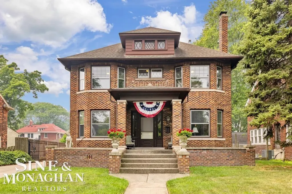 979 Lakepointe Street Grosse Pointe Park City MI 48230