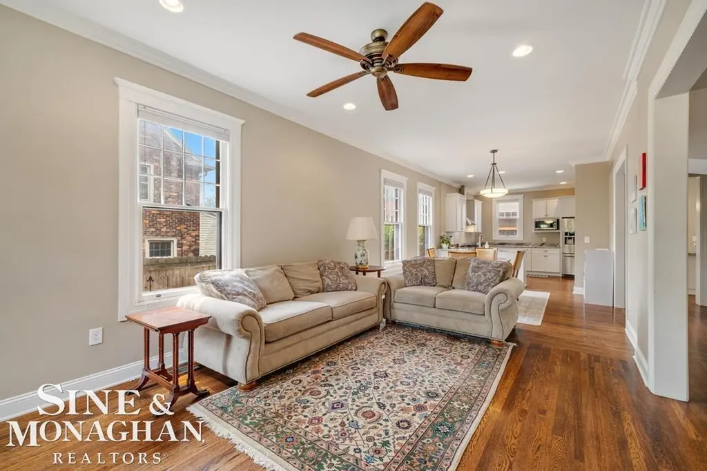 979 Lakepointe Street Grosse Pointe Park City MI 48230