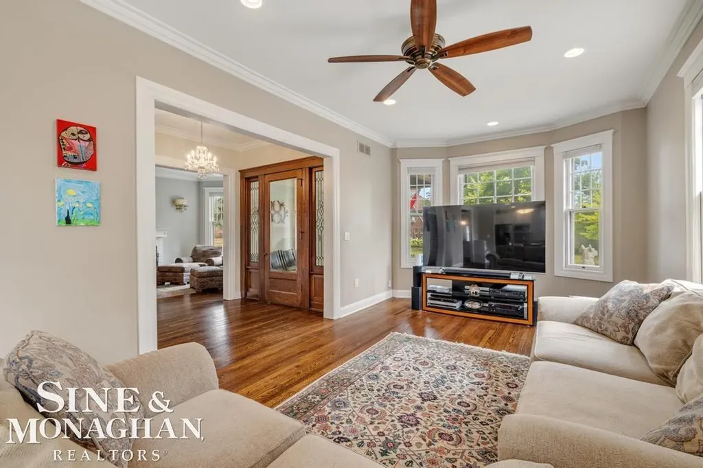 979 Lakepointe Street Grosse Pointe Park City MI 48230
