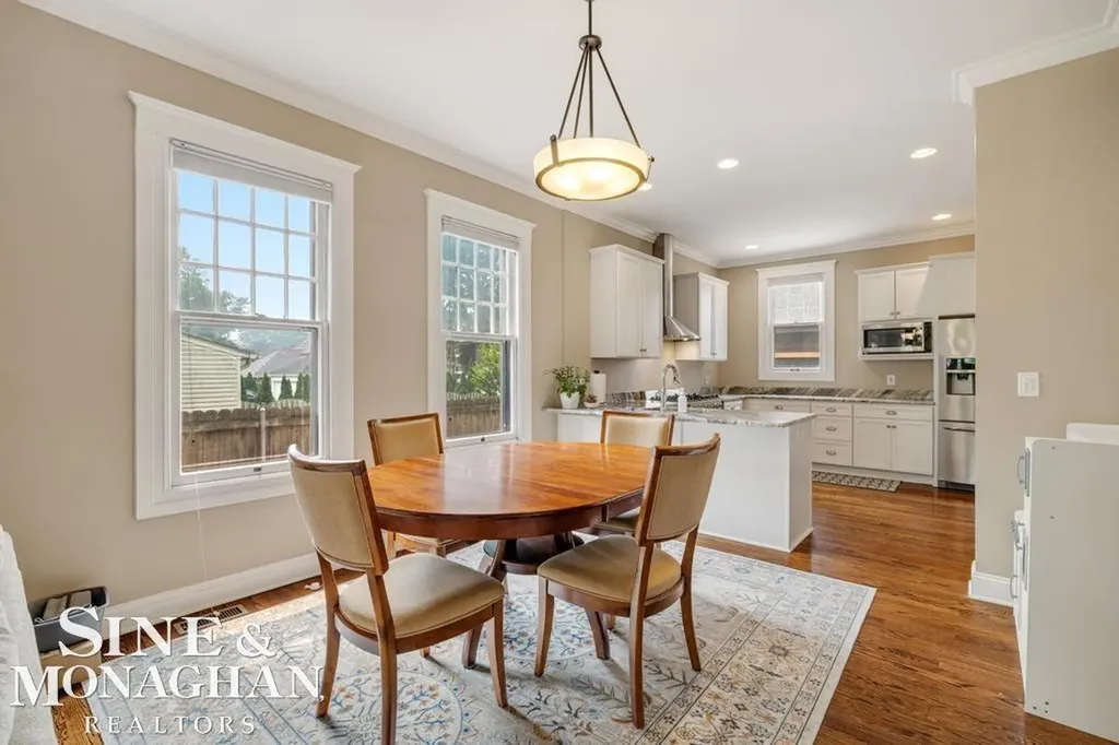 979 Lakepointe Street Grosse Pointe Park City MI 48230