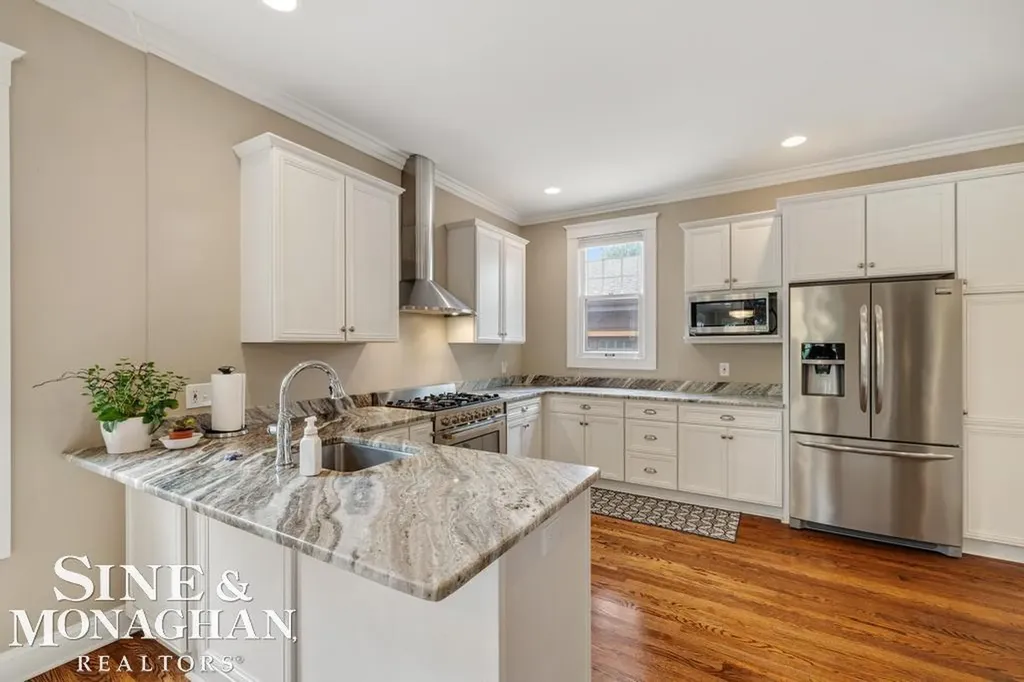 979 Lakepointe Street Grosse Pointe Park City MI 48230