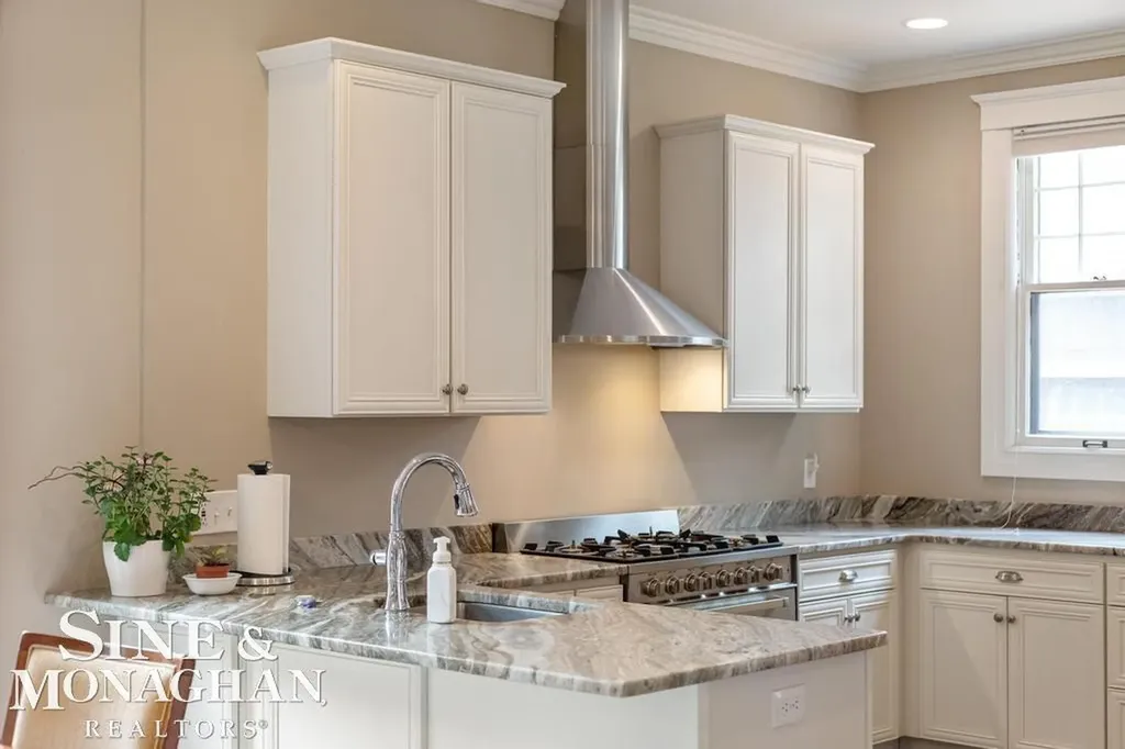 979 Lakepointe Street Grosse Pointe Park City MI 48230