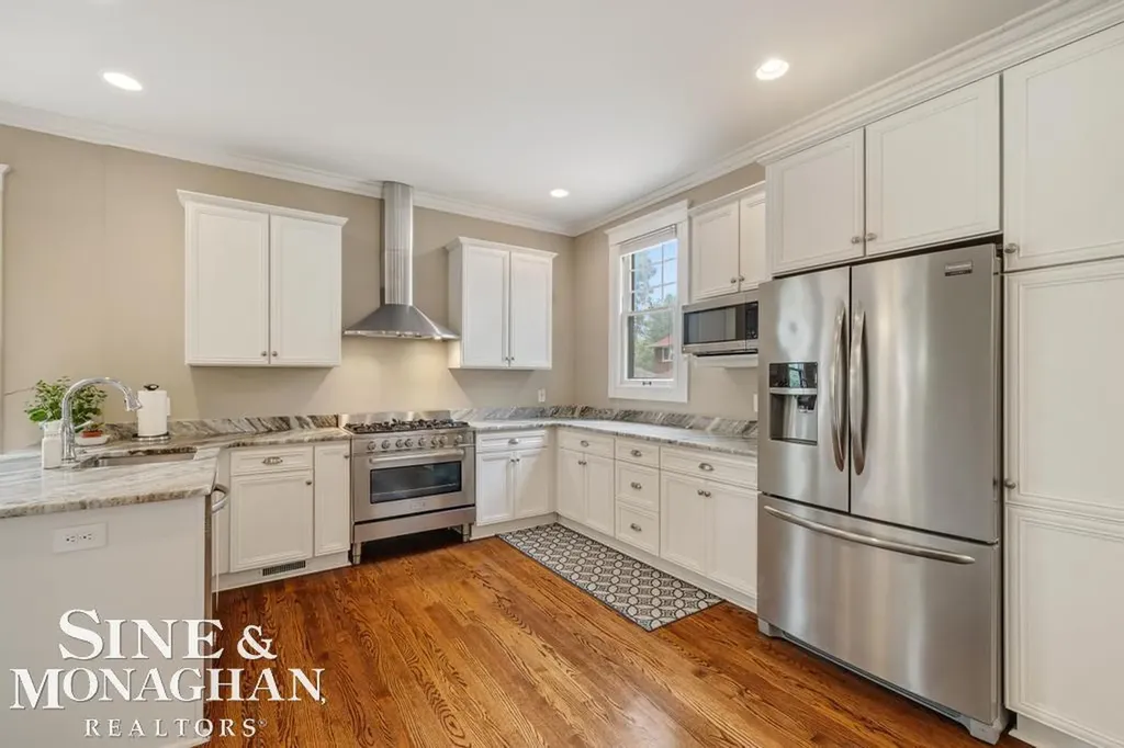 979 Lakepointe Street Grosse Pointe Park City MI 48230