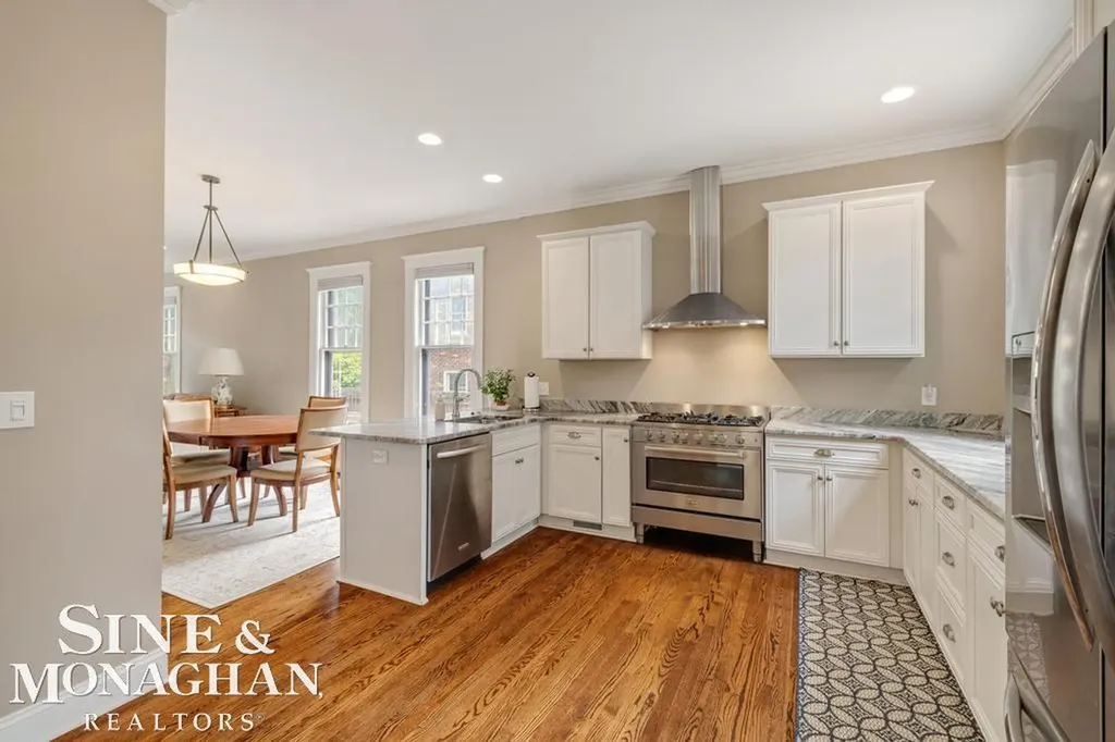 979 Lakepointe Street Grosse Pointe Park City MI 48230