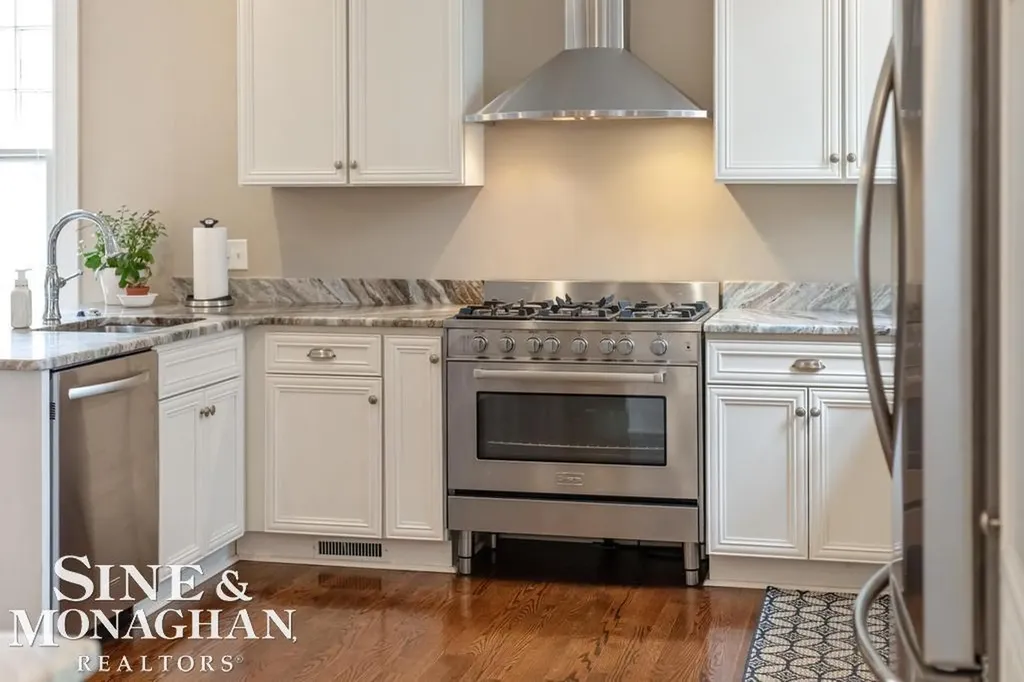 979 Lakepointe Street Grosse Pointe Park City MI 48230