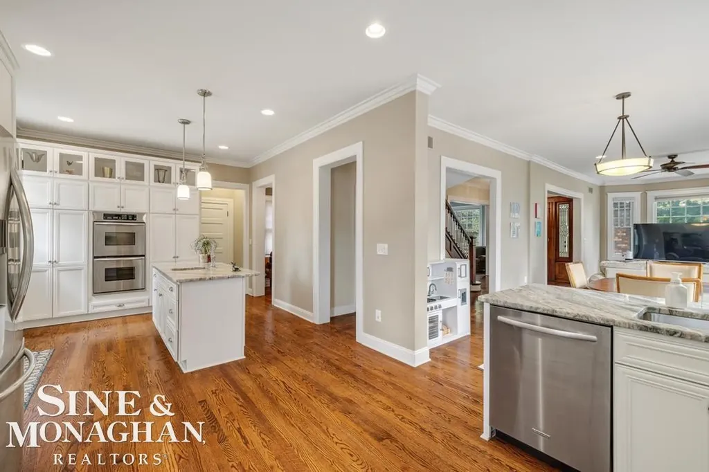 979 Lakepointe Street Grosse Pointe Park City MI 48230