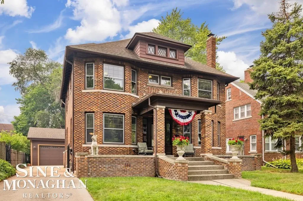 979 Lakepointe Street Grosse Pointe Park City MI 48230