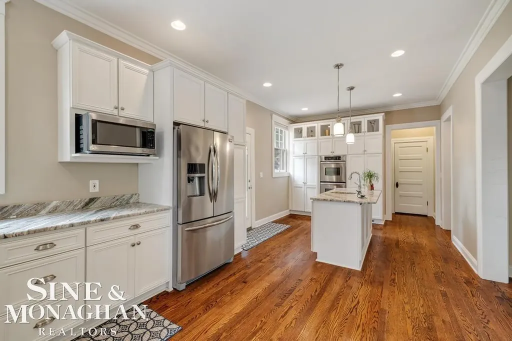 979 Lakepointe Street Grosse Pointe Park City MI 48230