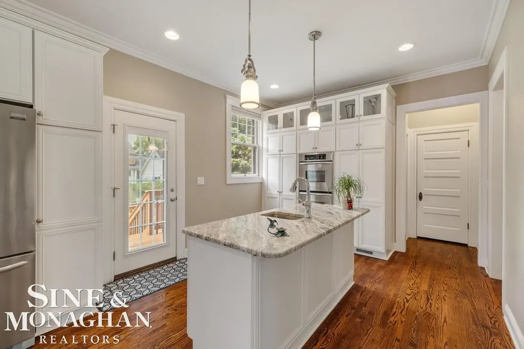 979 Lakepointe Street Grosse Pointe Park City MI 48230