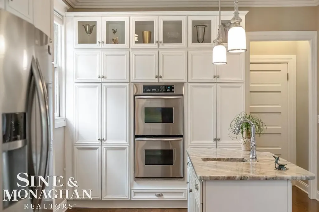 979 Lakepointe Street Grosse Pointe Park City MI 48230