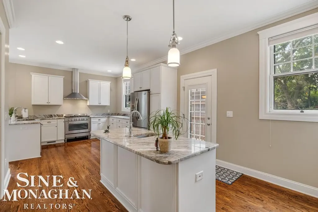 979 Lakepointe Street Grosse Pointe Park City MI 48230