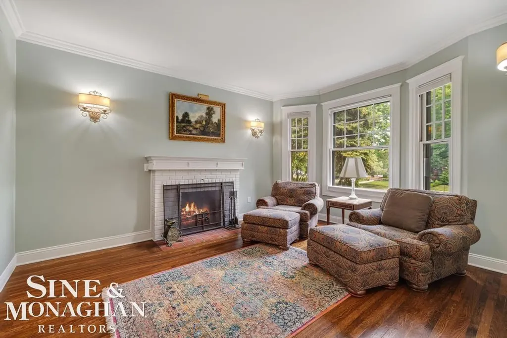 979 Lakepointe Street Grosse Pointe Park City MI 48230
