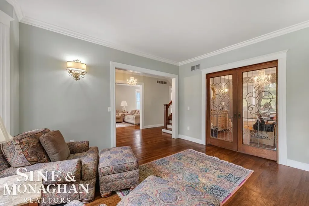 979 Lakepointe Street Grosse Pointe Park City MI 48230