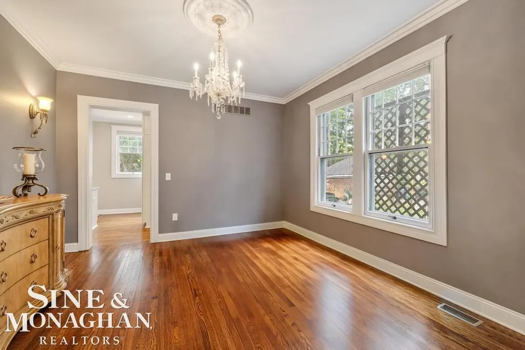 979 Lakepointe Street Grosse Pointe Park City MI 48230