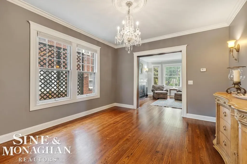 979 Lakepointe Street Grosse Pointe Park City MI 48230