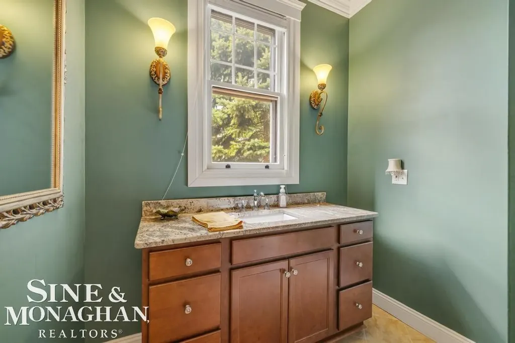979 Lakepointe Street Grosse Pointe Park City MI 48230
