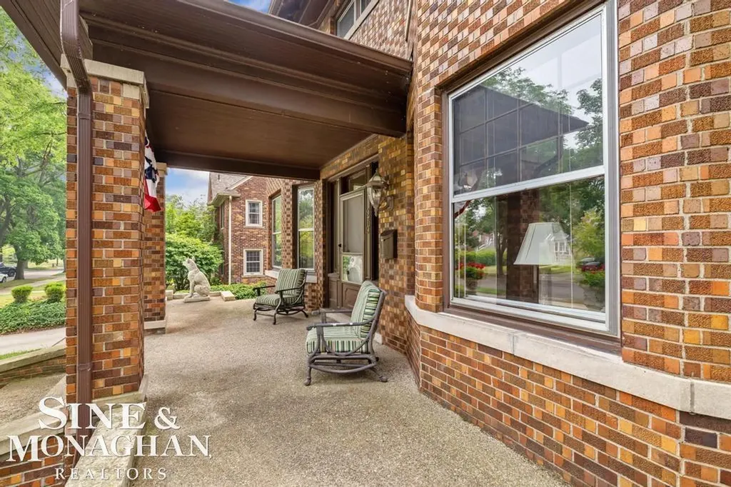 979 Lakepointe Street Grosse Pointe Park City MI 48230